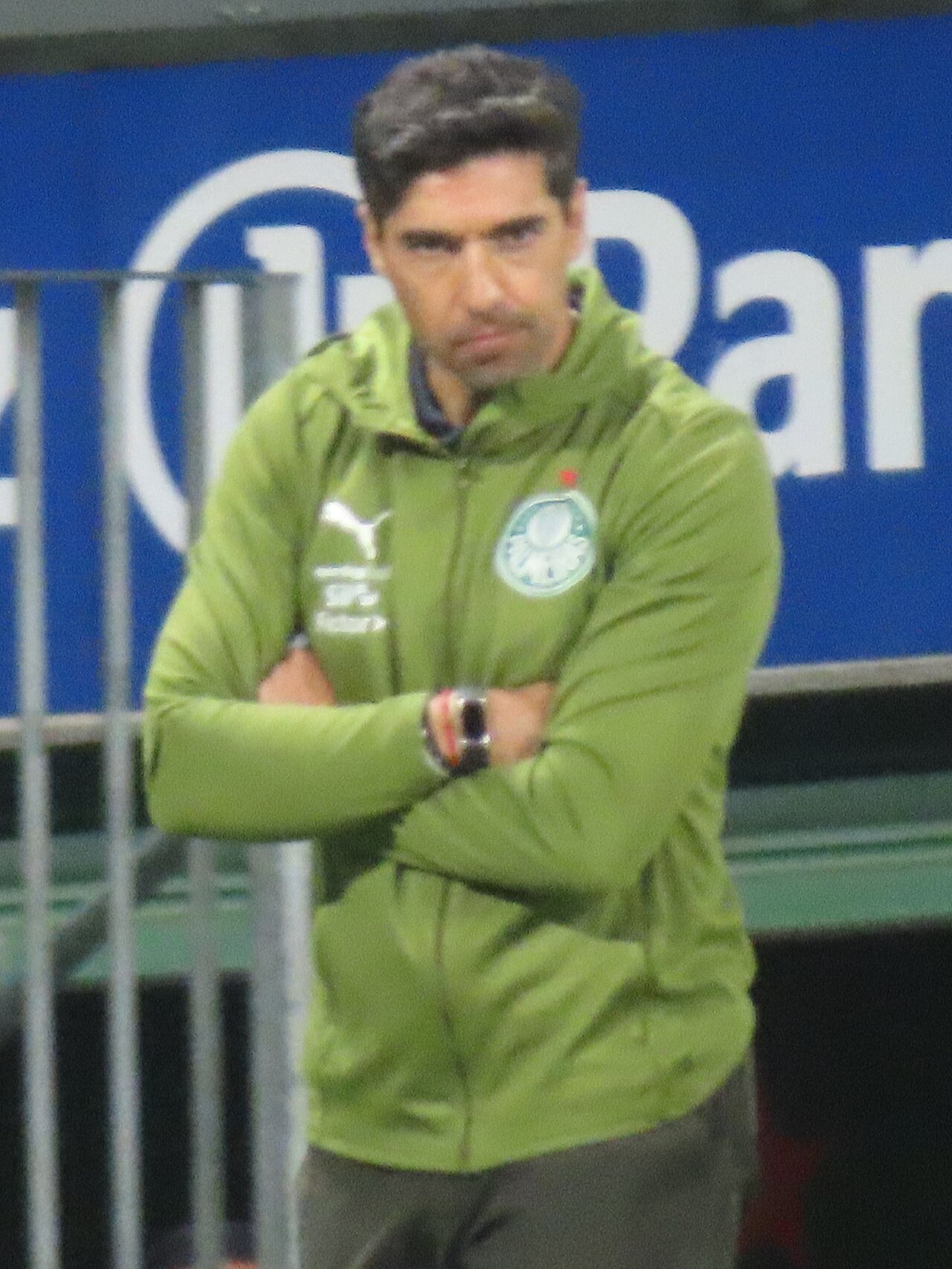 Abel Ferreira de braços cruzados na beira do campo, em 2025.