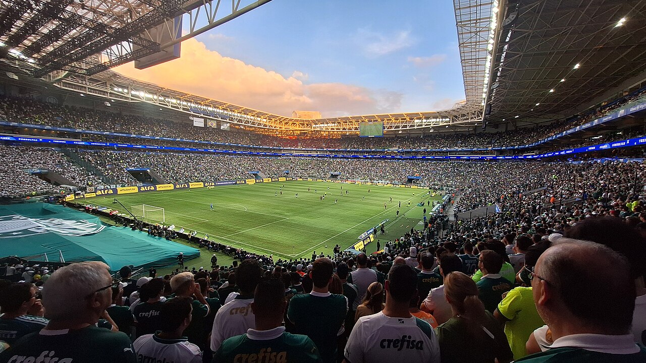 Arquibancada cheia em Palmeiras x Flamengo, em maio de 2025, quando o estádio ainda se chamava Allianz Parque.
